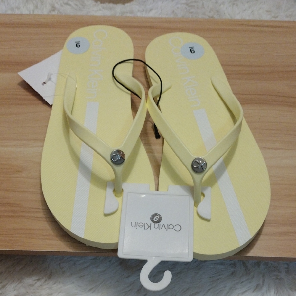 Calvin Klein Seelie Light Yellow Flip Flops Women's Size 9 🆕